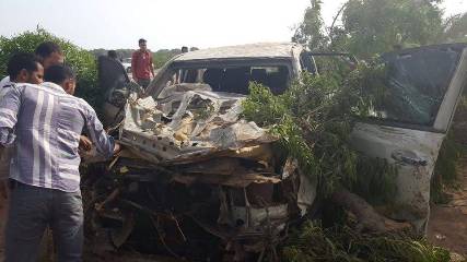 شاهد صور.. سيارة محافظ عدن والسيارة المفخخة التي انفجرت بموكبه