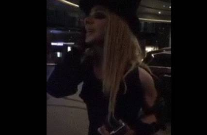 فنان لبناني يعتذر عن حضور دفن والدته لارتباطه بحفل