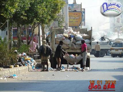 أعمال النظافة تتواصل بوتيرة عالية في أحياء مدينة تعز