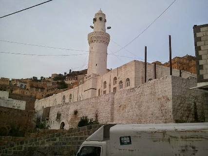 مقتل مسلح حوثي وشخص آخر إثر انفجار قنبلة عن طريق الخطأ أمام أحد مساجد شبام كوكبان بالمحويت