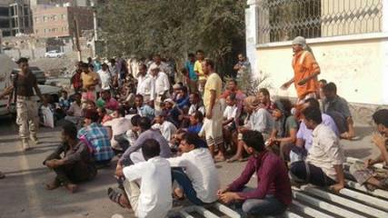 فصائل في المقاومة الجنوبية تحتجز باعة متجولين شماليين في عدن وتمنعهم من مواصلة أعمالهم (صور)