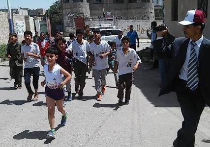 طفل معاق يتحدى إعاقته ويجري لاختراق مسافة 114كم من ذمار إلى صنعاء