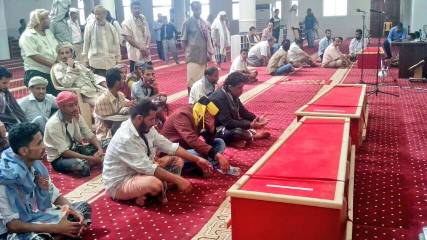 صور مباشرة : الصلاة على جثمان محافظ عدن السابق ومرافقيه استعدادا للتشييع بحضور رئيس الجمهورية