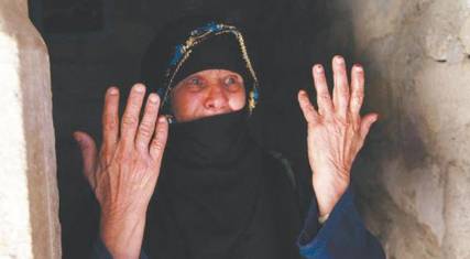 الحوثيون يستهدفون قرى في تعز بالكاتيوشا.. والشرعية تستعيد مقًرا لعمليات الانقلاب