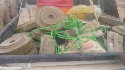 استخراج 581 لغم وصاروخ توشكا وصواريخ كاتيوشا زرعها الحوثيون بين أبراج الكهرباء بمأرب