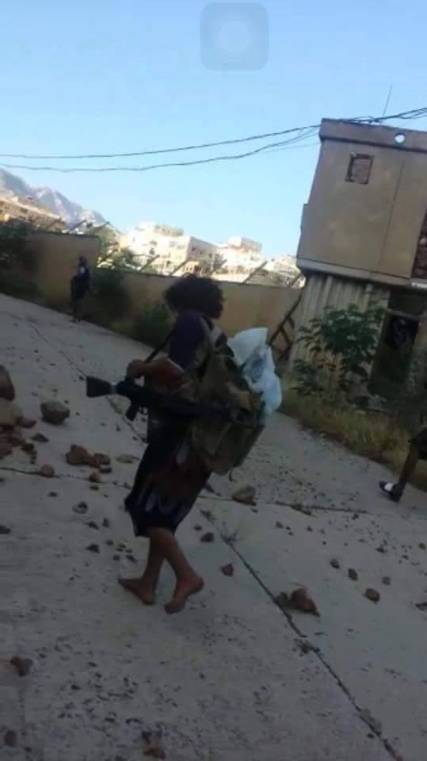 المقاومة تسيطر على قصر الشعب في تعز وانهيار في جبهات الإنقلابيين (صورتين)