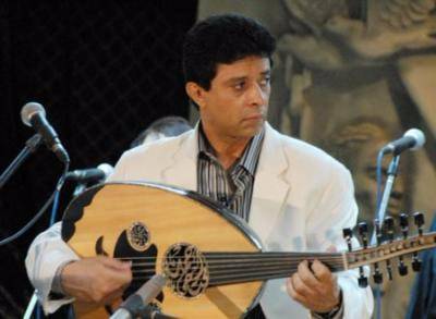 أحمد فتحي..العزف على العود بأنامل ذهبية"فيديو"