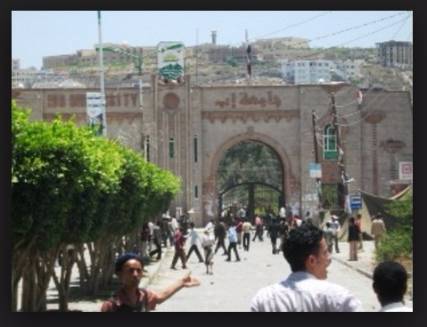 بوادر ثورة طلابية بجامعة إب على خلفية تغيير عميد كلية الأسنان