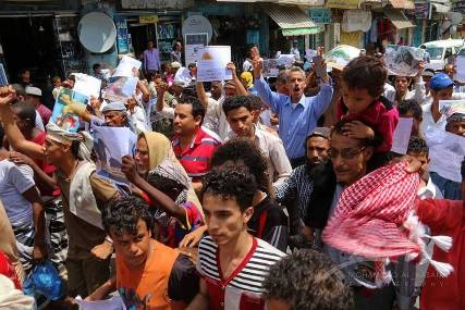 مسيرة حاشدة تجوب شوارع تعز وترفع صوراً تندد بمجازر الانقلابيين وتحكي معاناة المدينة