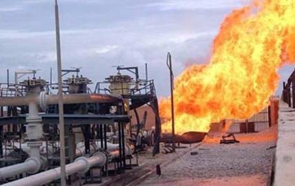 إصلاح أنابيب النفط التي تعرضت للتفجير بمصافي عدن