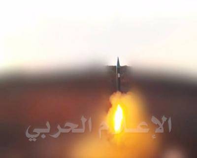 ميليشيا الحوثي والمخلوع تطلق صاروخ بالستي من أحد المعسكرات بهمدان