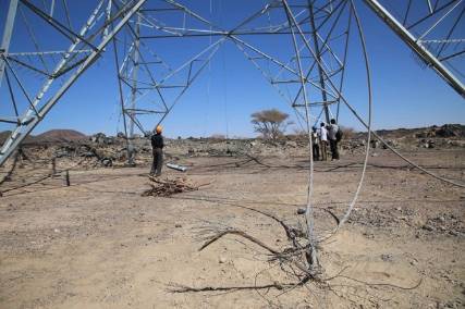 الفريق الهندسي يواصل إصلاح خطوط نقل الطاقة لإعادة غازية مأرب إلى الخدمة