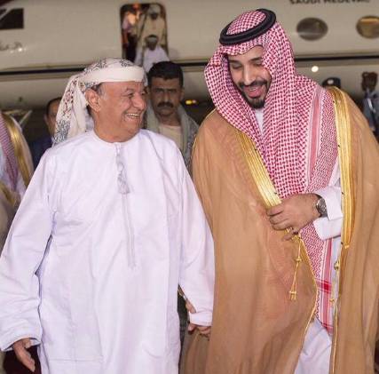 أول صورة للرئيس هادي في الرياض بالزي العماني