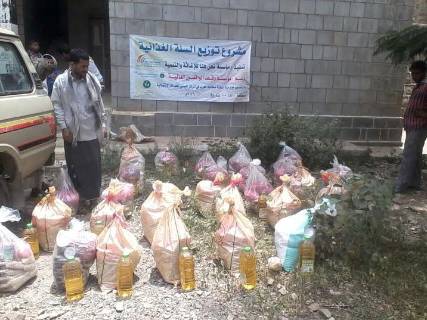 (نحن هنا ) تواصل تنفيذ مشروع كسوة العيد بتعز