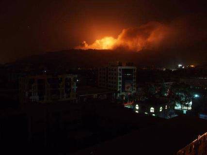  6 غارات عنيفة لطيران التحالف على دار الرئاسة خلال ربع ساعة