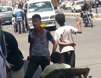 الحوثي يغطي جرائمه بإطلاق الإشاعات