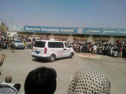 القاعدة بالمكلا يعدم رمياً بالرصاص أحد عناصره متورط في مقتل أحد أفراد التنظيم