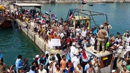 المئات من أبناء عدن يحيون الذكرى الأولى  لمجزرة التواهي