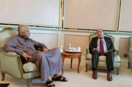 على غير عادته ... وزير الخارجية  يلتقي السفير المصري مرتديا "ثوب"