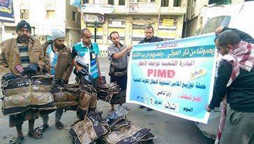 استمرار توزيع الملابس الشتوية على افراد المقاومة الشعبية بتعز