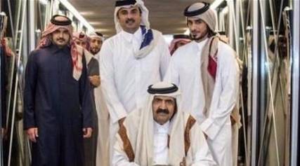 بالصورة: أمير قطر يقود والده على كرسي متحرك