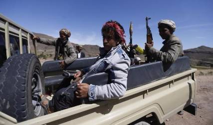 إب: الميليشيا تنفذ حملة اختطافات وتحاصر منزل مواطن في يريم