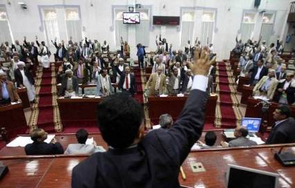 مصدر برلماني يكشف لـ " مندب برس " حقيقة المكافأة التي منحت للنواب مقابل منح الثقة للحكومة