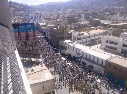 صور أولية.. تظاهرة حاشدة في تعز رفضاً للحوثيين ومسلحين بلباس امني يتوجهون صوب شارع جمال