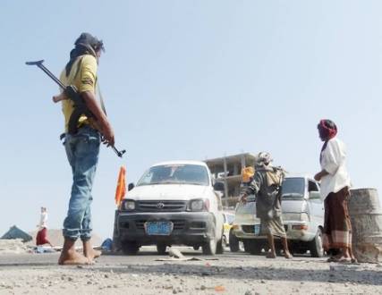 الشرعية تعزز السيطرة حول تعز والمقاومة تأسر حوثيين