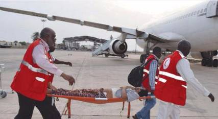 وزير الصحة اليمني يتفقد جرحى نقلوا إلى السودان