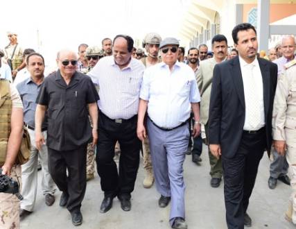 هادي يتفقد إجراءات تأهيل مطار عدن بإشراف شركة إماراتية 