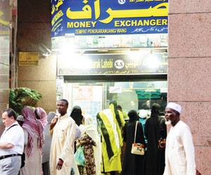اليمنيون يبتكرون طرقا لتحويل المبالغ المالية
